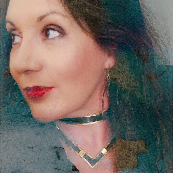 AMARI V Style Collar, Black and Gold