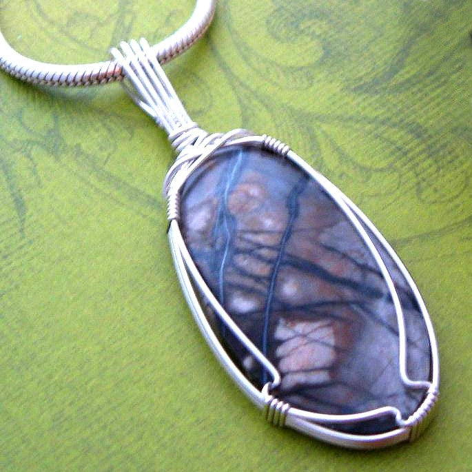 Wire Wrapping Jewelry Classe. Learn the skills to make beautiful wire wrapped pendants using a few hand tools, jewelry wire and a focal bead or gemstone.  Studio Navarri in Knoxville